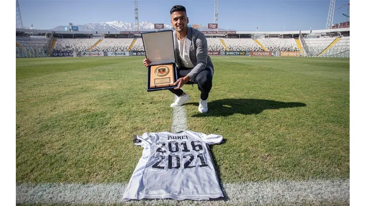 Felipe Campos recibió un merecido reconocimiento en el estadio Monumental.