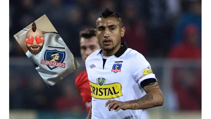 Arturo Vidal fascinado con su nueva camiseta de Colo Colo.