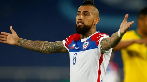 Arturo Vidal contra el árbitro