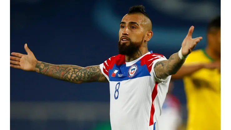 Arturo Vidal contra el árbitro