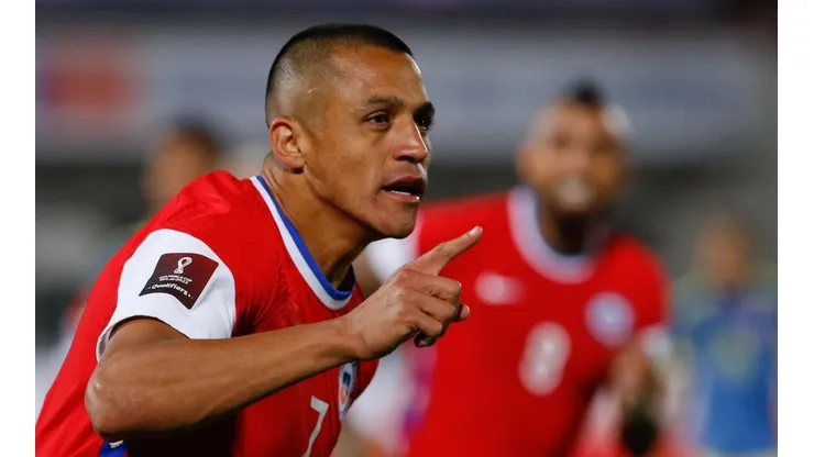Alexis Sánchez entrenó a la par con sus compañeros y asoma como titular.