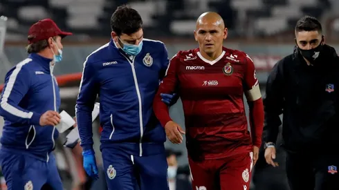 La lesión que sufrió Suazo en el Monumental lo dejó fuera del partido ante los albos por Copa Chile.