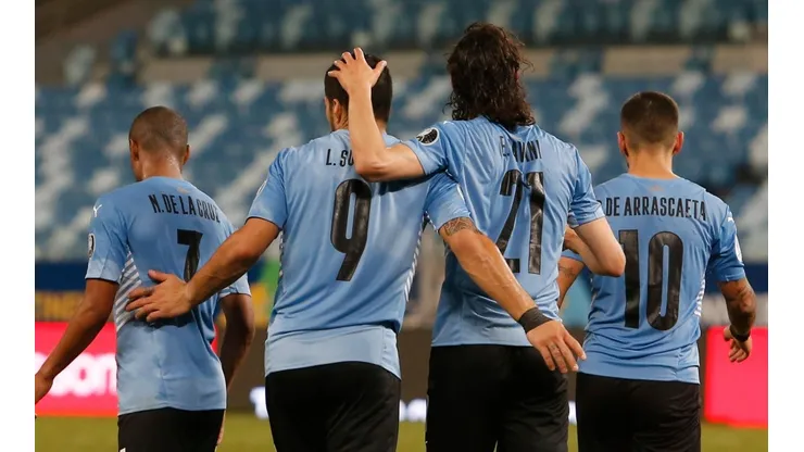 Uruguay derrotó 2 a 0 a Bolivia y aseguró su paso a cuartos de final.