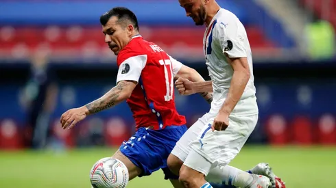 Gary Medel fue reemplazado por molestias físicas.