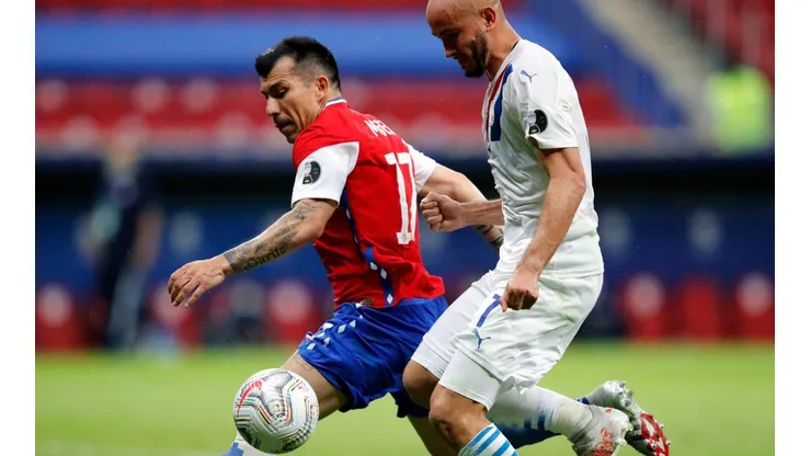 Gary Medel fue reemplazado por molestias físicas.