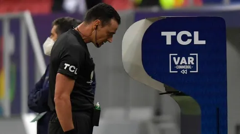 Roldán decidió no cobrar el penal a favor de Chile.