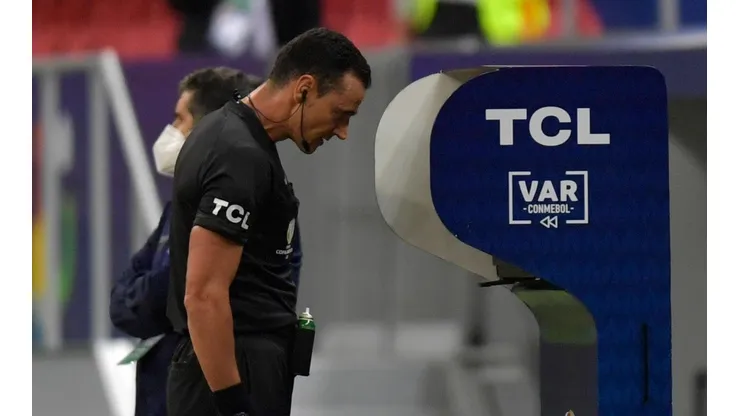 Roldán decidió no cobrar el penal a favor de Chile.