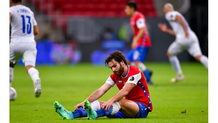 Ben Brereton abatido tras una pálida presentación de Chile ante Paraguay.