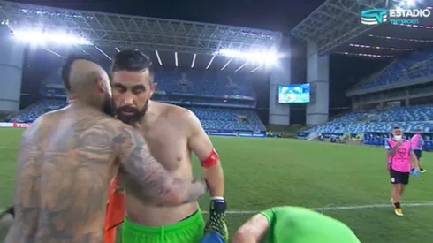 El abrazo de Bravo con Vidal tras el 1-1 ante Uruguay.