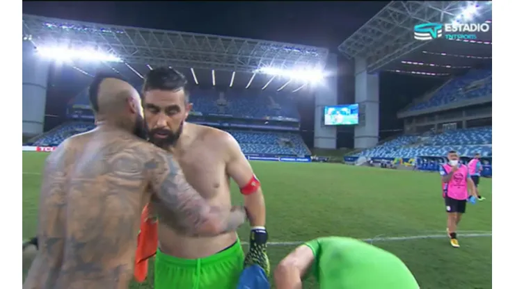 El abrazo de Bravo con Vidal tras el 1-1 ante Uruguay.