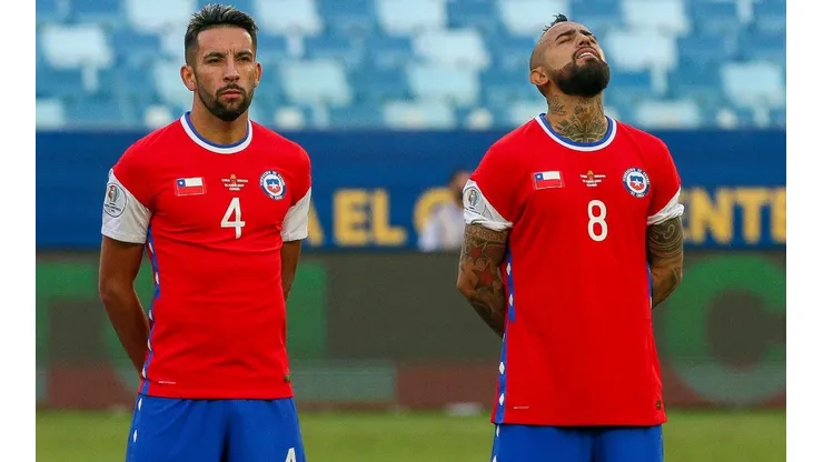 Arturo Vidal y Mauricio Isla son dos jugadores que están a una amarilla de perderse los cuartos de final.