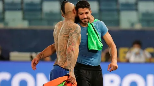 El Rey reclamó con todo una patada de Suárez en el gol uruguayo.