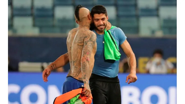 El Rey reclamó con todo una patada de Suárez en el gol uruguayo.