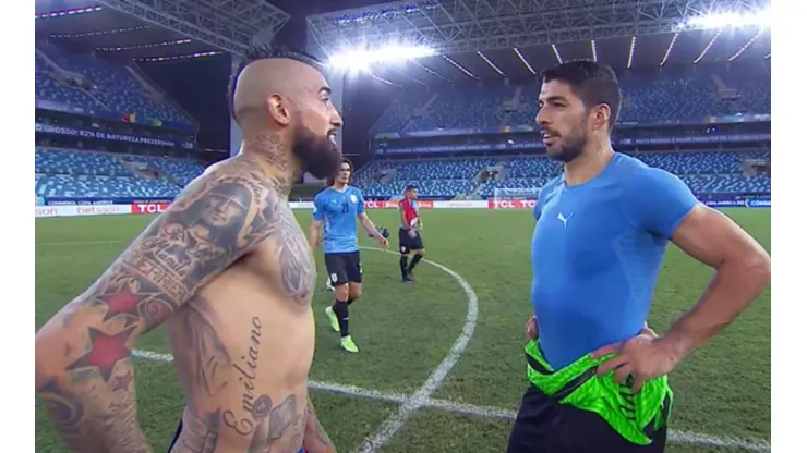 La amistosa charla entre Arturo Vidal y Luis Suárez.