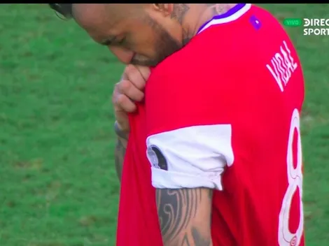 Vidal terminó el himno emocionado y besando el escudo nacional