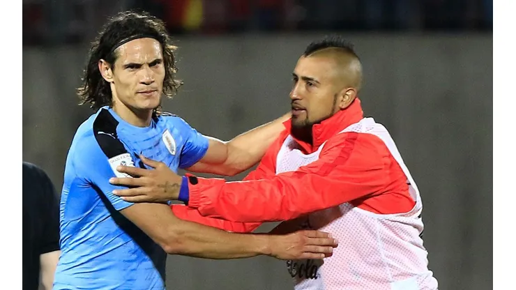 Arturo Vidal se enfrenta a Edinson Cavani esta tarde.