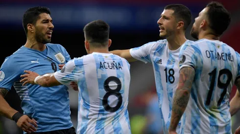 Argentina derrotó a Uruguay e iguala a Chile en la tabla.