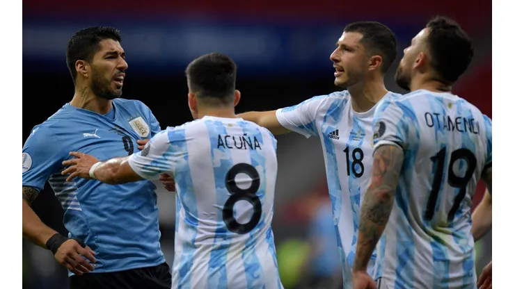 Argentina derrotó a Uruguay e iguala a Chile en la tabla.