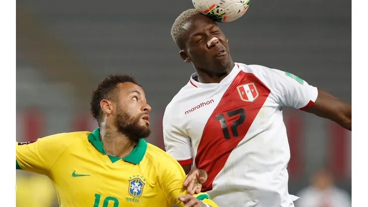 Brasil juega ante Perú en el Estadio Olímpico Nilton Santos.