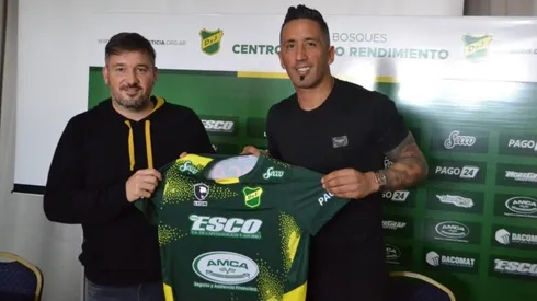 Lucas Barrios fue presentado en Defensa y Justicia.