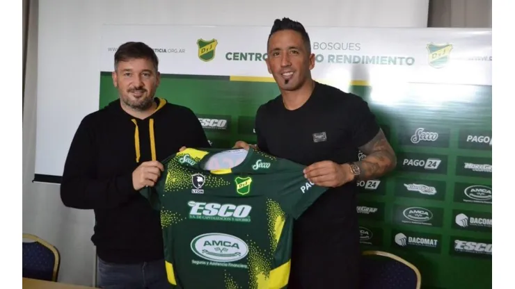 Lucas Barrios fue presentado en Defensa y Justicia.