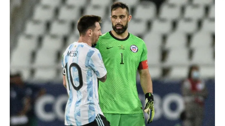 Claudio Bravo sobre el tiro de libre de Messi