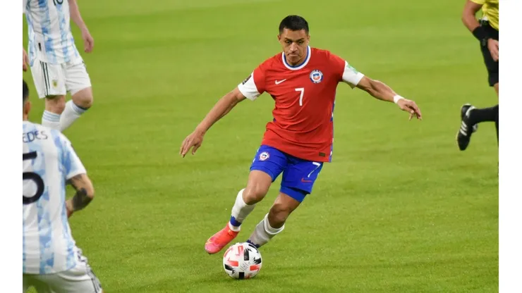 Alexis presentó molestias musculares en la previa del viaje a Brasil.