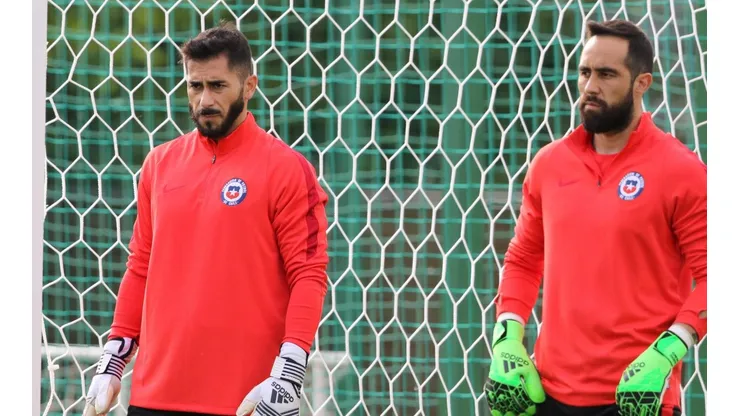 Claudio Bravo con Johnny Herrera fueron compañeros por años en la Roja.