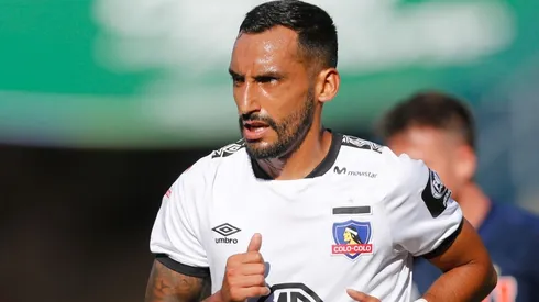 Ronald De la Fuente disputando un Superclásico con Colo Colo.