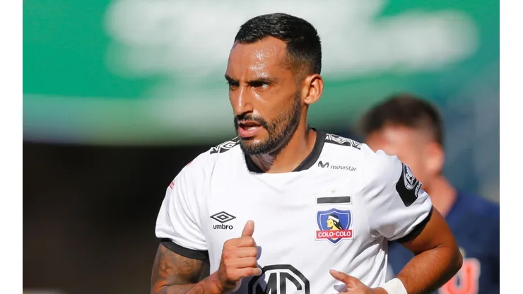 Ronald De la Fuente disputando un Superclásico con Colo Colo.