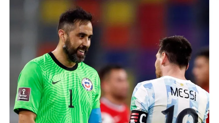 Claudio Bravo viene de ser figura ante Argentina.