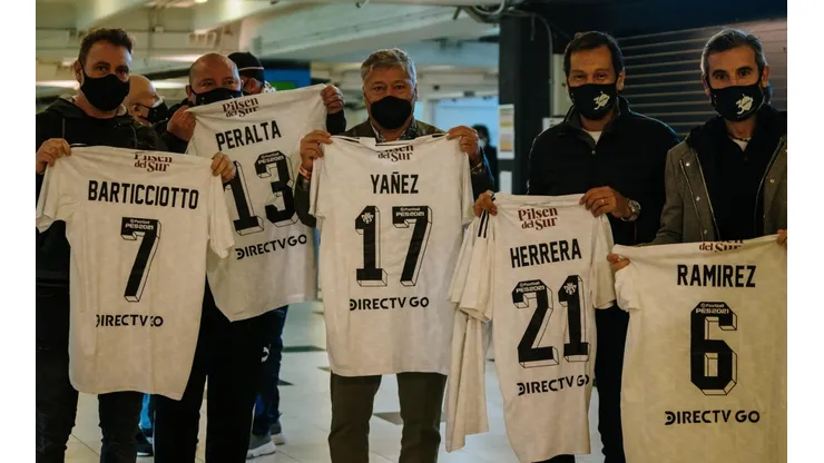 Los campeones de América lucen sus camisetas conmemorativas.