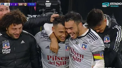 Iván Morales celebra su gol con el plantel.