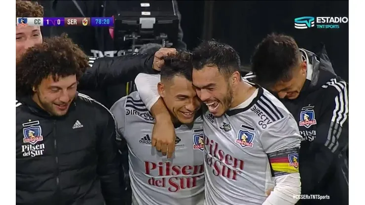 Iván Morales celebra su gol con el plantel.