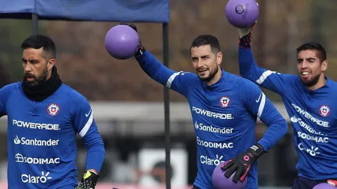 Claudio Bravo entrenando junto a Gabriel Arias y Gabriel Castellón en la Roja.