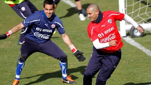Claudio Bravo compartiendo con Humberto Suazo en la Roja.