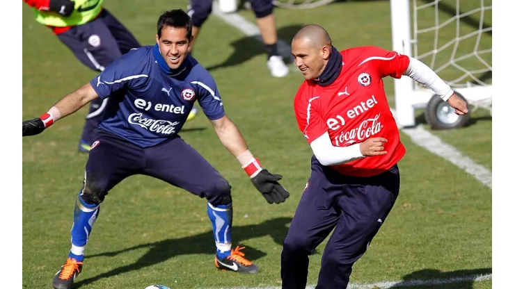 Claudio Bravo compartiendo con Humberto Suazo en la Roja.