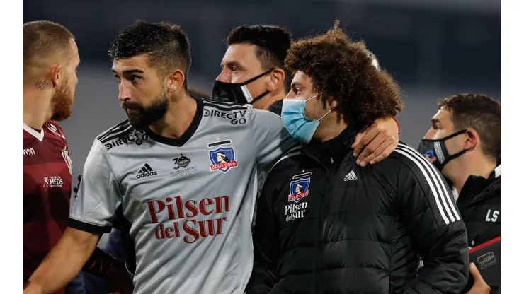 Maximiliano Falcón siendo sacado del altercado con el cuerpo técnico papayero.