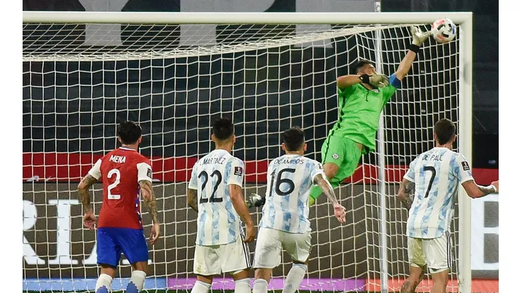 Claudio Bravo sacó del ángulo un preciso tiro libre de Messi.