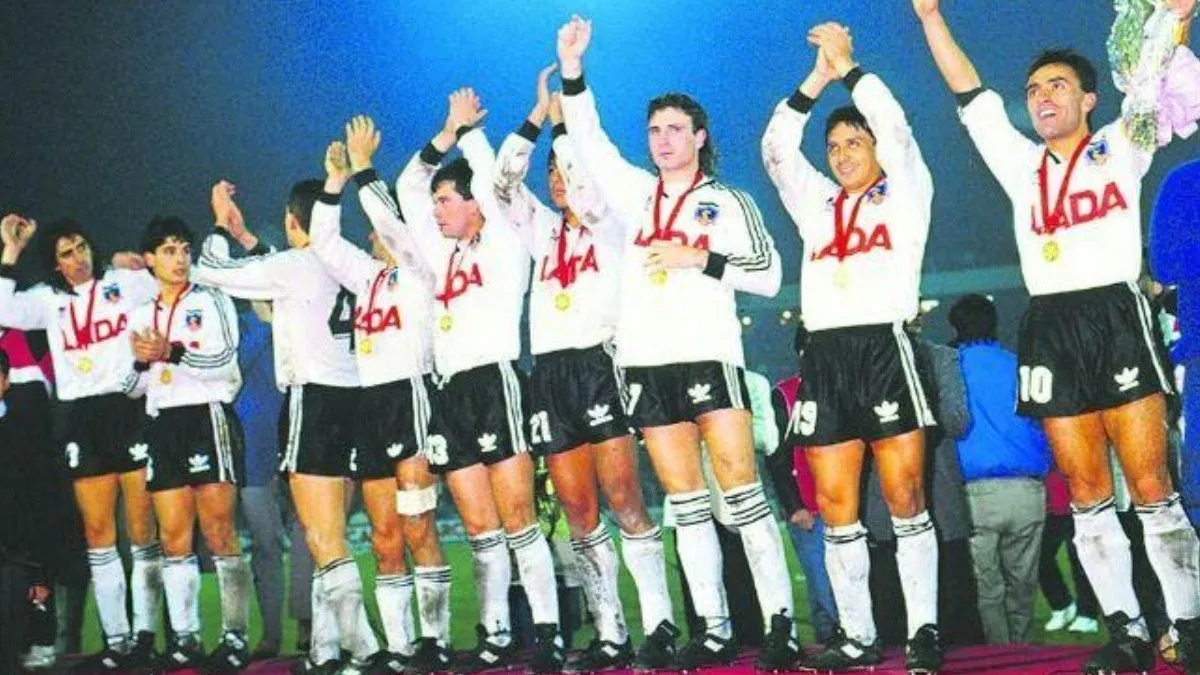 Colo Colo en tiempos memorables con indumentaria manga larga