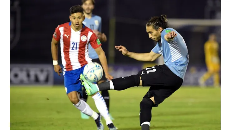 Uruguayos y paraguayos juegan en Montevideo.