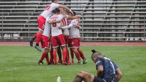 Deportes Valdivia golea a Rodelindo Román