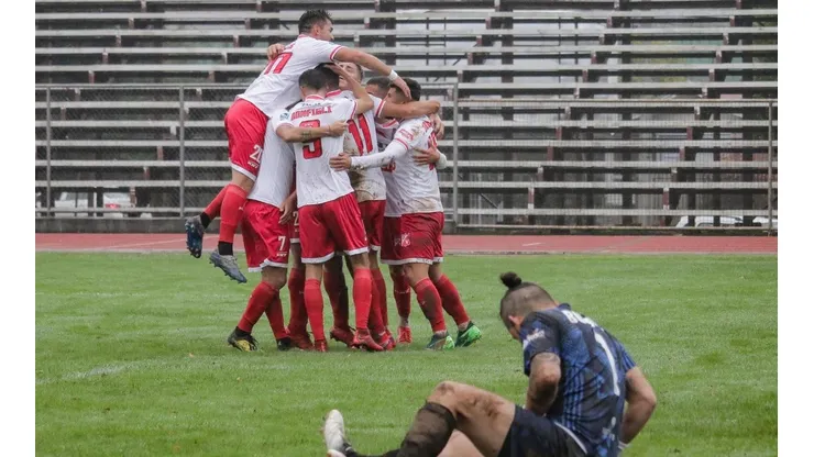 Deportes Valdivia golea a Rodelindo Román