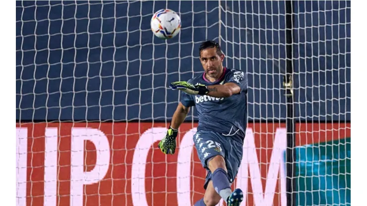 Claudio Bravo se llevó los elogios de la prensa de Sevilla.