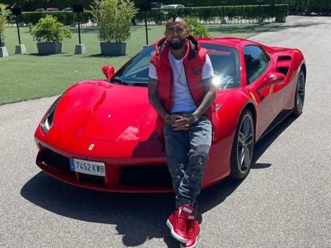 Arturo Vidal saca pecho manejando su lujoso Ferrari en las calles de Italia