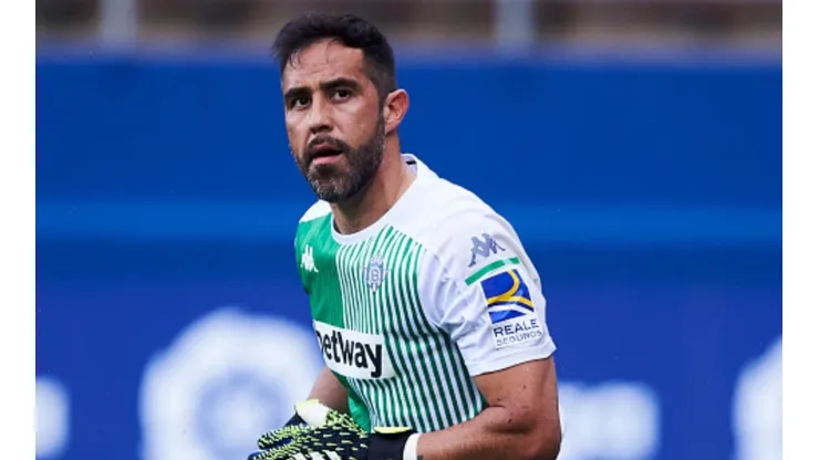 Claudio Bravo aseguró su presencia en torneos europeos.
