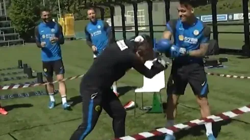 Técnico y futbolista se enfrentaron en un ring | Foto: captura