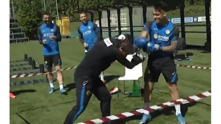 Técnico y futbolista se enfrentaron en un ring | Foto: captura