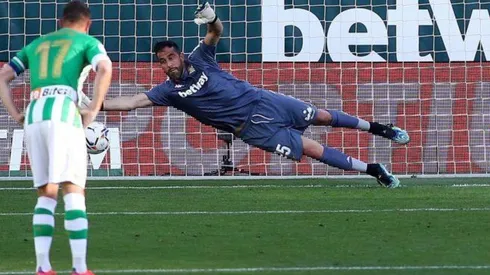 Claudio Bravo es titular en el Betis