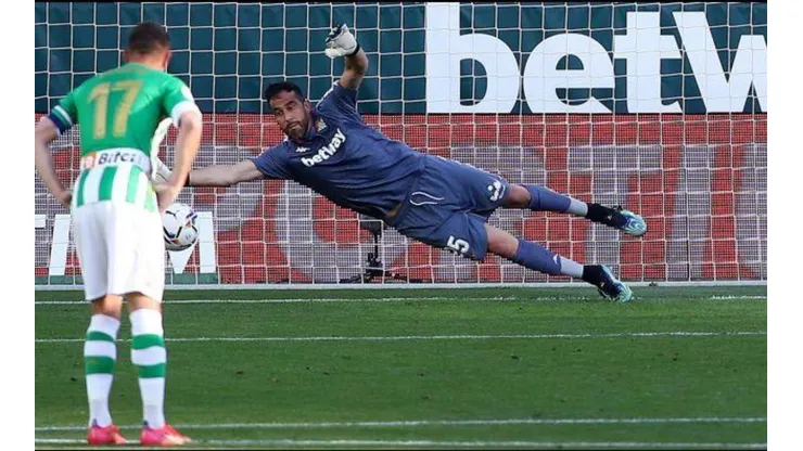 Claudio Bravo es titular en el Betis